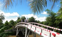ชาวบ้าน กิงซ้าง ร่วมแรงร่วมใจและสบทบเพื่อก่อสร้างสะพาน