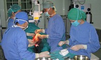 ปี2012 เวียดนามประสบความสำเร็จในการประยุกต์ใช้นวัตกรรมทางการแพทย์ของโลก