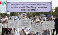ชาวกัมพูชาประท้วงฝ่ายต่อต้านแถลงปฏิเสธโทษกรรมที่หดร้ายของระบอบเขมรแดง 