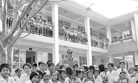 มอบเข็มที่ระลึกแห่งมิตรภาพให้แก่หัวหน้าตัวแทนกองทุนเพื่อเด็กเวียดนาม
