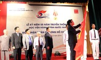 ประธานประเทศมอบเหรียญอิสริยาภรณ์โฮจิมินห์ให้แก่สถาบันรัฐศาสตร์แห่งชาติ