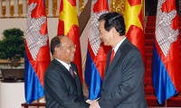 นายกรัฐมนตรีเหงียนเติ๊นหยุงให้การต้อนรับคณะประธานรัฐสภากัมพูชา