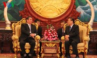 ผู้นำพรรคและรัฐลาวให้การต้อนรับคณะผู้แทนระดับสูงเวียดนาม