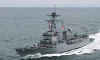 เรือของกองทัพสหรัฐเข้าใกล้เกาะจื๋อเถิบในทะเลตะวันออก