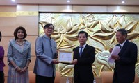สหพันธ์องค์การมิตรภาพเวียดนามมอบเหรียญเพื่อสันติภาพและมิตรภาพแก่เอกอัครราชทูตไทย