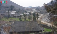 บ้านของชาวม้งในเขตที่ราบสูงหินด่งวัน