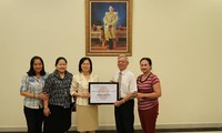 สถานทูตไทยมอบเงินช่วยเหลือแก่สมาคมผู้ประสบภัยสารไดออกซินกรุงฮานอยเพื่อสนับสนุนกิจกรรมของสมาคมฯ