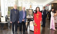 จิตรกรแคนาดาจัดนิทรรศการภาพวาดเกี่ยวกับประธานโฮจิมินห์