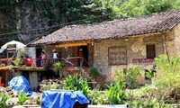 บ้านหินยกพื้นของชนเผ่าไตในหมู่บ้านอวยกี จังหวัดกาวบั่ง