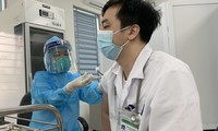 คนงานหลายพันคนในนครโฮจิมินห์ได้รับการฉีดวัคซีนป้องกันโควิด-19 ในวันอาทิตย์