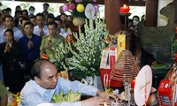 ประธานประเทศเหงวียนซวนฟุกจุดธูปสักการะรำลึกประธานโฮจิมินห์