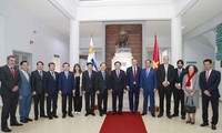 ประธานสภาแห่งชาติเวียดนาม เวืองดิ่งเหวะ ให้การต้อนรับผู้ว่าการเมือง Canelones ของอุรุกวัย 