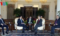 Prime Minister Nguyen Tan Dung meets with Singaporean leaders