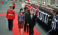 Party leader Nguyen Phu Trong continues official visit in Thailand