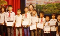 Vice President presents scholarships to poor students in Nam Dinh