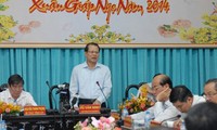 Deputy Prime Minister Vu Van Ninh works with Ben Tre province