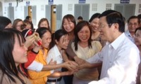 President pays Tet visits to workers in HCM city