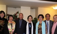 Vice President meets Vietnamese representatives in France