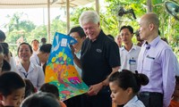 Bill Clinton’s return to Vietnam 