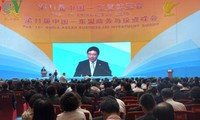 Deputy PM Minh attends CAEXPO in China