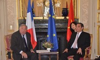 Member of the Party Politburo Le Hong Anh meets President of French Senate