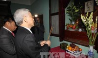 Party leader Nguyen Phu Trong pays tribute to President Ho Chi Minh