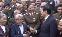 President meets revolutionary contributors in Ha Nam
