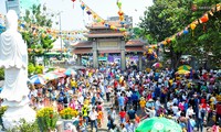 HCM city residents visit pagodas during Tet