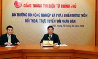 越南农业与农村发展部部长高德发与网民在线对话