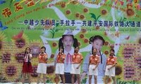 越南谅山-中国广西联合举办“边境青少年友好红领巾”活动