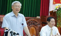 越共中央政治局与庆和省省委常务委员会座谈