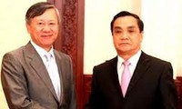 老挝总理通辛会见越南驻老大使阮孟雄