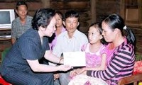 越南国家副主席阮氏缘向贫困学生颁发助学金