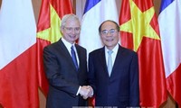 越南国会主席阮生雄与法国国民议会议长巴尔托洛内举行会谈