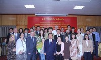 越南友好组织联合会主席荣获联合国授予的荣誉奖章