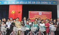越南残疾人和孤儿保护协会向广平省残疾儿和孤儿赠送礼物和助学金
