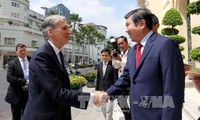 胡志明市人民委员会主席阮成峰会见英国外交大臣哈蒙德