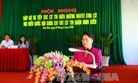 越南国会主席阮氏金银与芹苴选民接触