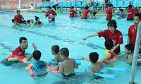 前江省为残疾儿童开办游泳培训班