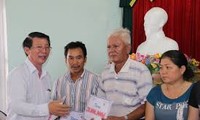 越南水产加工与出口协会和岘港市渔业协会向该市船主赠送礼物