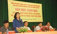 越南国家副主席邓氏玉盛探望广南省政策优抚家庭