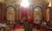 越南国家副主席邓氏玉盛会见前江省为国立功者代表团