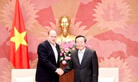 越南国会副主席冯国显会见美国AIA公司首席执行官兼总裁杜嘉祺