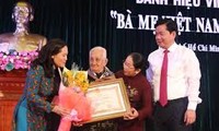 四十位越南母亲荣获“越南英雄母亲”称号