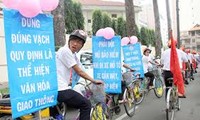 胡志明市举行2016年为了交通文化环境自行车赛