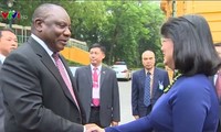 越南国家副主席邓氏玉盛与南非副总统拉马福萨举行会谈