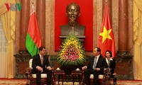 越南公安部长苏林与白俄罗斯国家安全委员会主席瓦库利奇克举行会谈