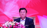 老挝总理通伦首次与越南企业对话