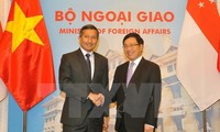 越南政府副总理兼外长范平明与新加坡外长维文举行会谈