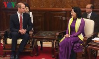 越南国家副主席邓氏玉盛礼节性会见英国王子威廉